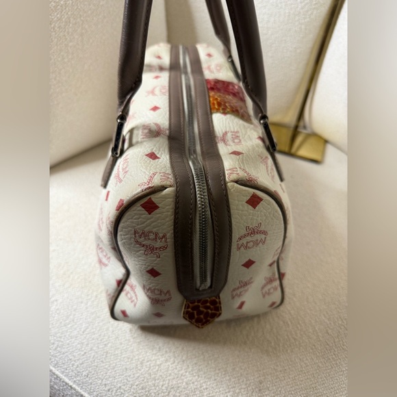 MCM
Visetos Striped Munich Lion Boston
Satchel White comes with COA - Picture 14 of 14